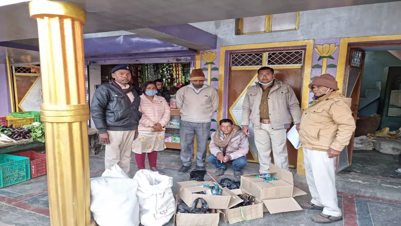 रीवा: यूपी विधानसभा चुनाव के मद्देनजर आबकारी पुलिस ने की कार्रवाई, 40 हजार की शराब जब्त