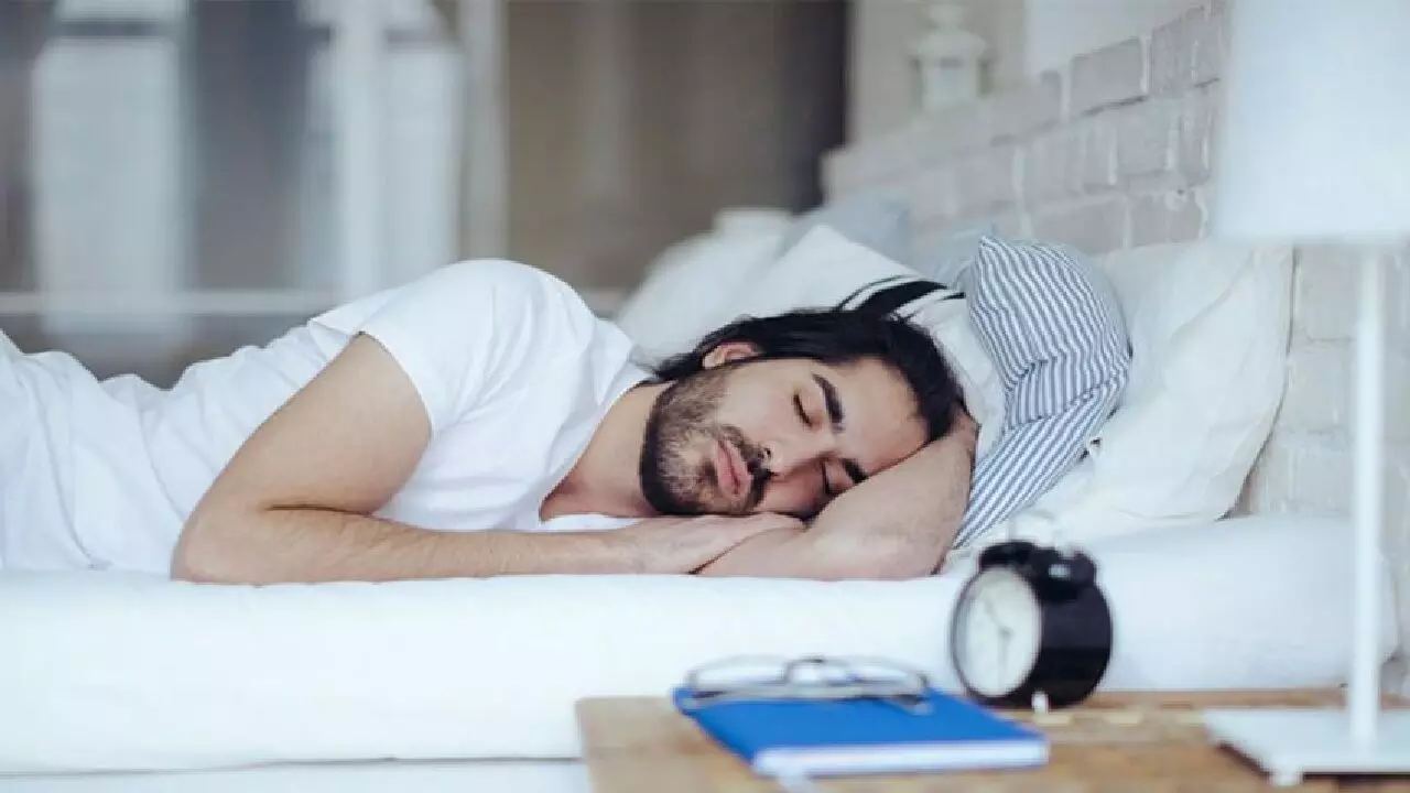 तकिए के पास कभी न रखे ये चीज़, अन्यथा हो जाएगा अनर्थ