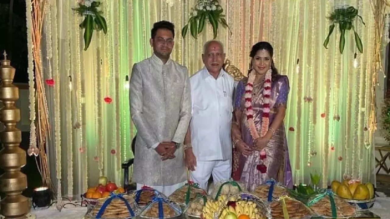 Soundarya Death: सौंदर्या की कमरे में रस्सी से लटकती मिली लाश, कर्नाटक के पूर्व मुख्यमंत्री BS Yediyurappa की थी नातिन Soundarya Death: सौंदर्या की कमरे में रस्सी से लटकती मिली लाश, कर्नाटक के पूर्व मुख्यमंत्री BS Yediyurappa की थी नातिन