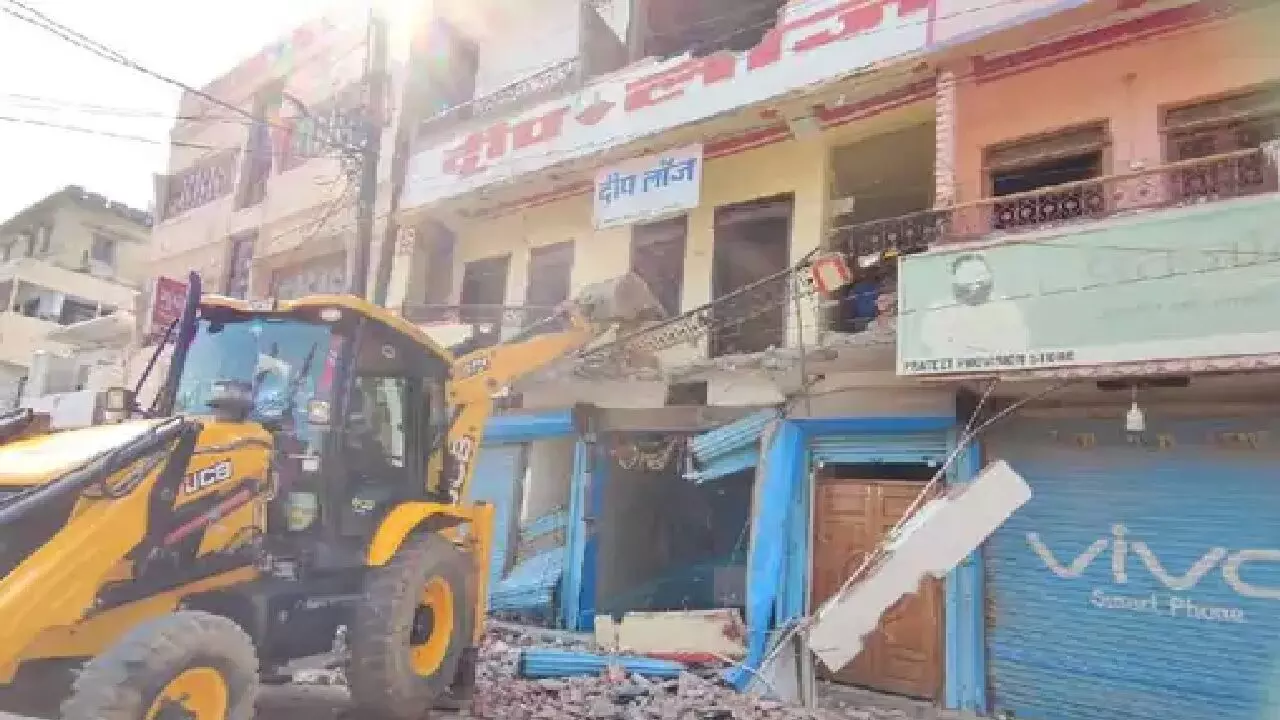 रीवा में सेक्स रैकेट का अड्डा जमीदोंज, दीप लॉज में चला प्रशासन का बुल्डोजर