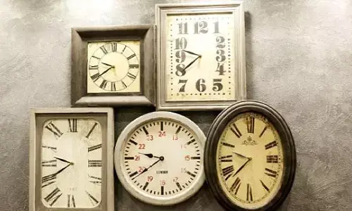 Vastu Tips: इस दिशा में कभी न लगाए घड़ी अन्यथा हो जायेगा अनर्थ Vastu Tips: इस दिशा में कभी न लगाए घड़ी अन्यथा हो जायेगा अनर्थ