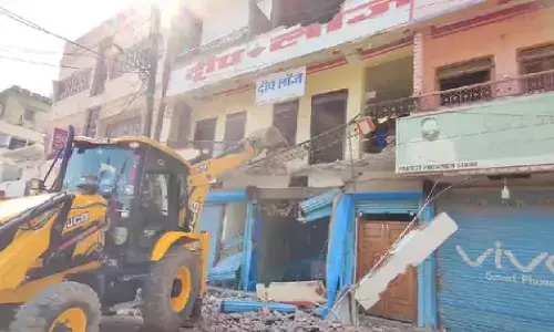 रीवा में सेक्स रैकेट का अड्डा जमीदोंज, दीप लॉज में चला प्रशासन का बुल्डोजर