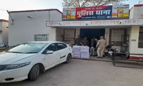 रीवा: कार से लाई जा रही 2.24 लाख कीमत की 1280 शीशी कफ सिरप जब्त रीवा: कार से लाई जा रही 2.24 लाख कीमत की 1280 शीशी कफ सिरप जब्त