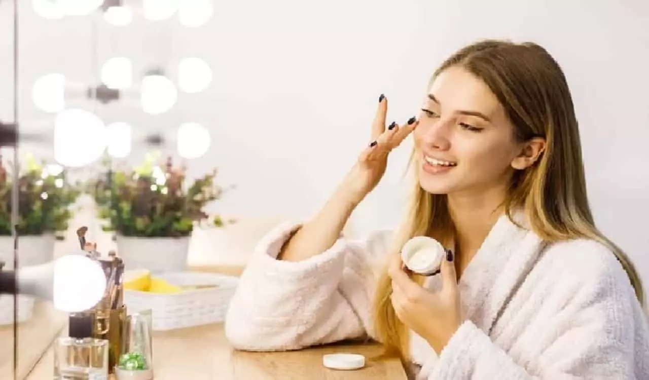 Skin glowing in winter: सर्दियों में स्किन को ग्लोइंग रखने के लिए अपनाएं ये नुस्खें Skin glowing in winter: सर्दियों में स्किन को ग्लोइंग रखने के लिए अपनाएं ये नुस्खें