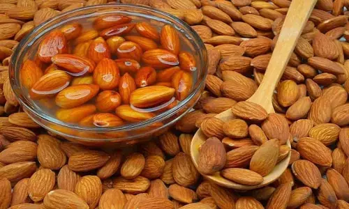 भीगा हुआ बादाम, कच्चे बादाम की तुलना में सेहत के लिए होता है अधिक फायदेमंद भीगा हुआ बादाम, कच्चे बादाम की तुलना में सेहत के लिए होता है अधिक फायदेमंद