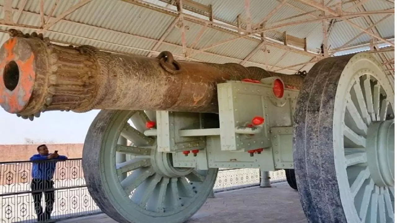 जयबाण तोप: एक ऐसी तोप जो 400 साल में सिर्फ एक बार चली और जहां गोला गिरा वहां तालाब बन गया जयबाण तोप: एक ऐसी तोप जो 400 साल में सिर्फ एक बार चली और जहां गोला गिरा वहां तालाब बन गया