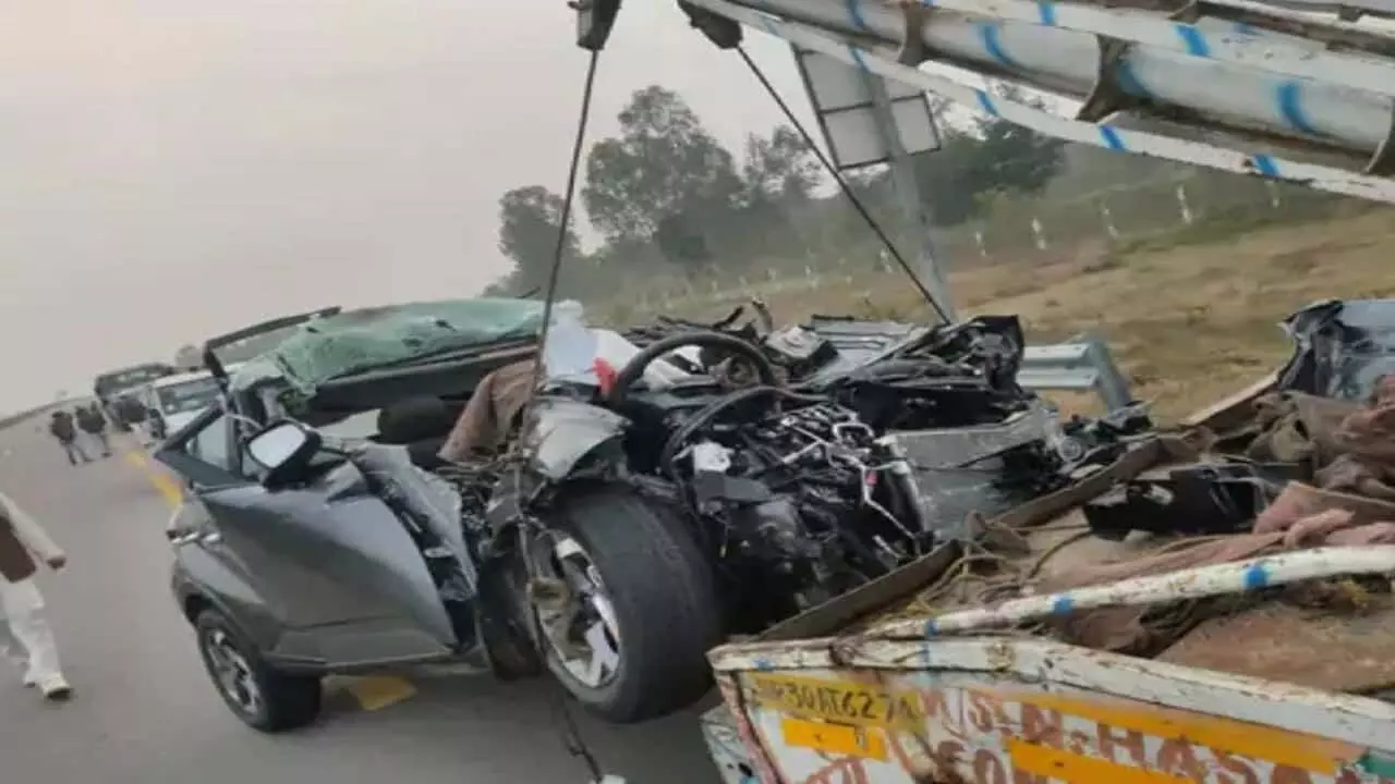car rammed into  trailer on Agra Expressway 3 people died residents of Rewa are dead