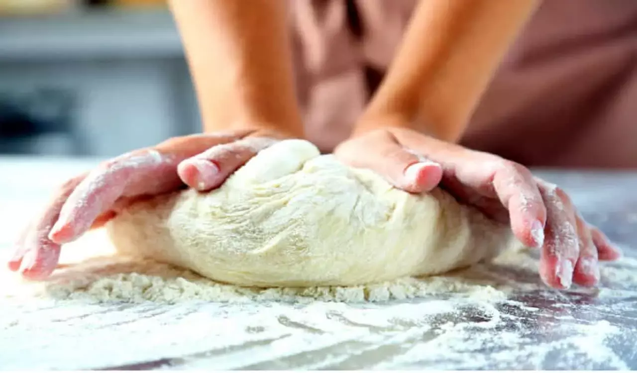 फ्रिज में रखे हुए आटे की रोटियां खाना हो सकता है नुकसानदायक