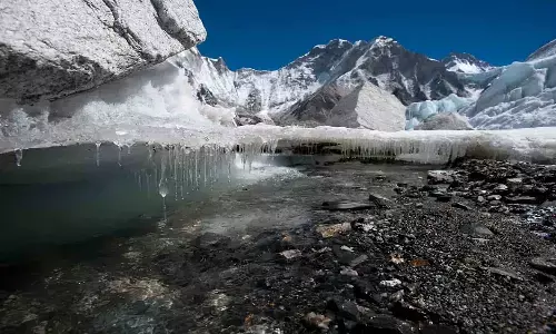 Mount Everest Ice Is Melting: मांउट एवरेस्ट की बर्फ पिघल रही है, यह इंसानों के लिए खतरे का संकेत है Mount Everest Ice Is Melting: मांउट एवरेस्ट की बर्फ पिघल रही है, यह इंसानों के लिए खतरे का संकेत है