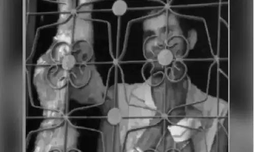 एमपी में एक शख्स ने अपने पालतू कुत्ते को मारा और उसे सबके सामने कच्चा चबा डाला