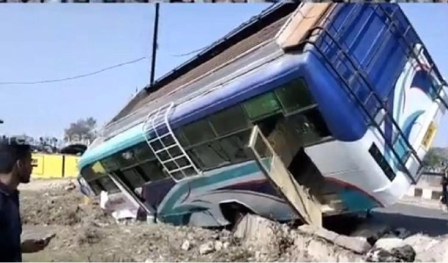 रीवा: गड्ढे में घुसी बस, बाल-बाल बचे यात्री