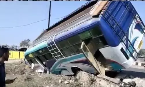 रीवा: गड्ढे में घुसी बस, बाल-बाल बचे यात्री