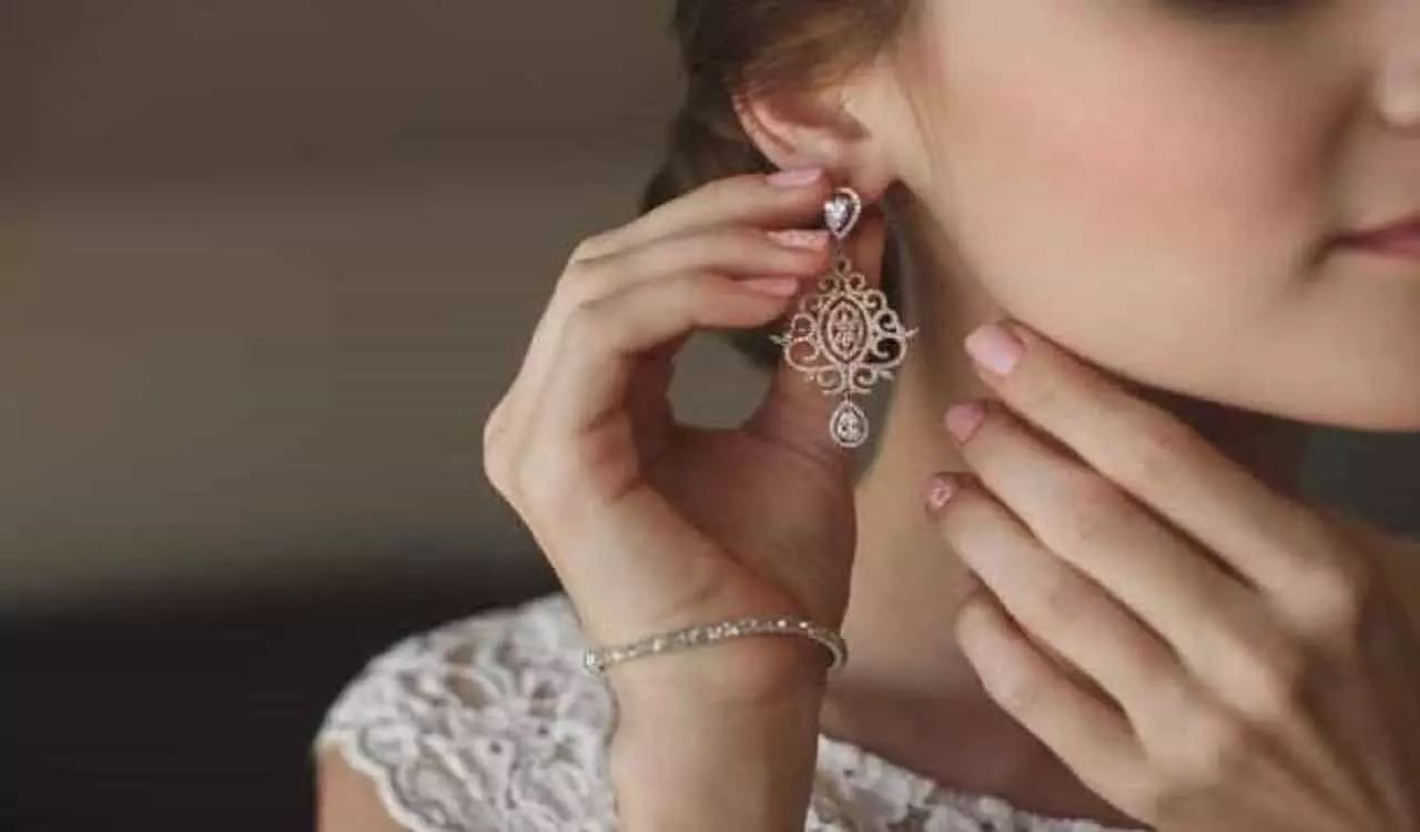 Fashion Hacks: इयररिंग्स को करना हो रियूज तो करें इन हैक्स का इस्तेमाल Fashion Hacks: इयररिंग्स को करना हो रियूज तो करें इन हैक्स का इस्तेमाल