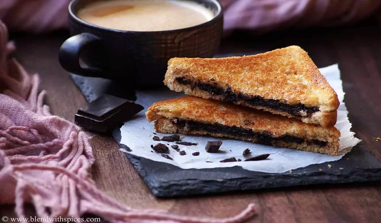 चॉकलेट डे पर अपने पार्टनर को ट्रीट देने के लिए चॉकलेट सैंडविच को चुन सकते है। चॉकलेट डे पर अपने पार्टनर को ट्रीट देने के लिए चॉकलेट सैंडविच को चुन सकते है।