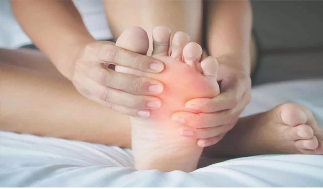 Burning Feet Problem: जानिए क्यों होती है पैरों में जलन और इसे कैसे दूर किया जा सकता है