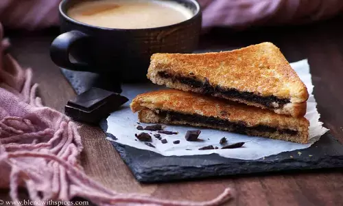 चॉकलेट डे पर अपने पार्टनर को ट्रीट देने के लिए चॉकलेट सैंडविच को चुन सकते है।