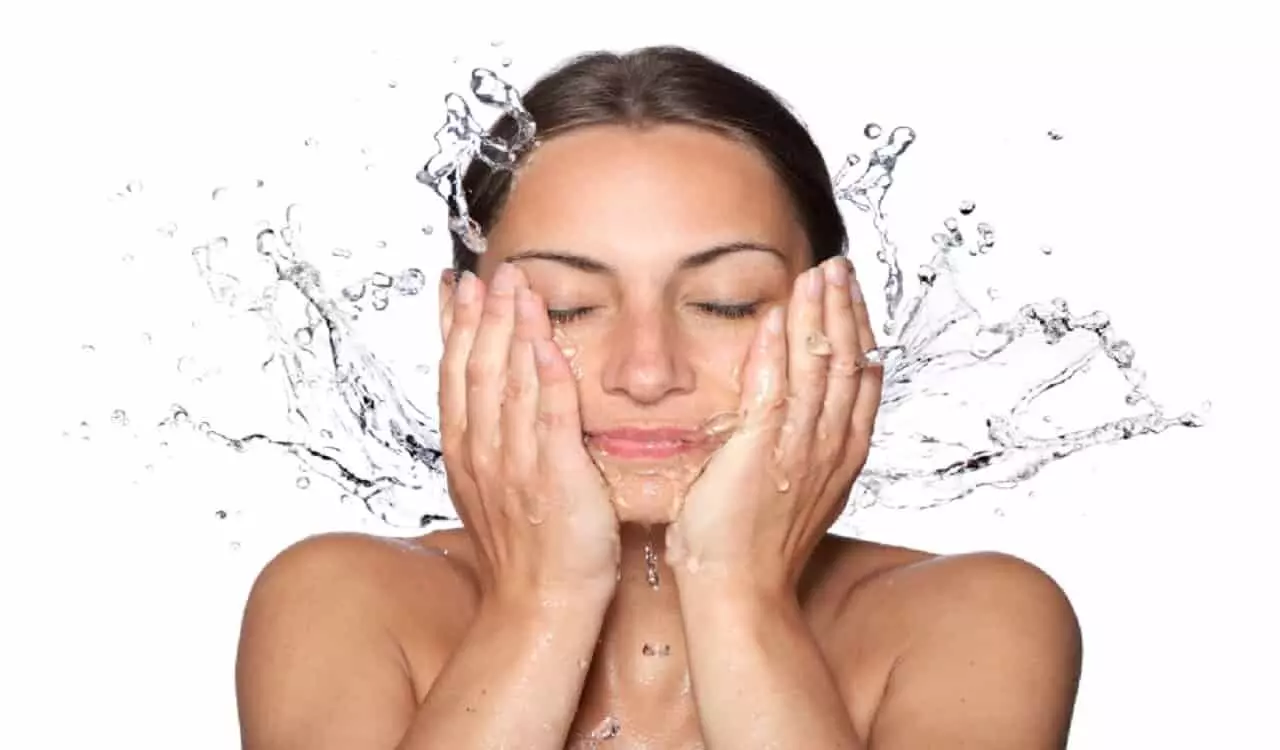 Homemade Face Wash: घर पर ही बनाएं फेस वाश
