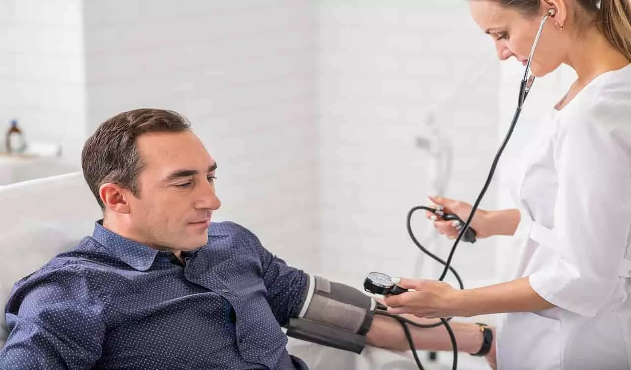 High Blood Pressure: बिना मेडिकेशन के कम करें ब्लड प्रेशर इन तरीकों से