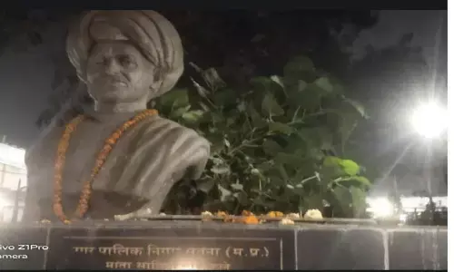 सतना के टाउनहाल से सावित्री बाई फूले की प्रतिमा चोरी, लोगों में आक्रोश