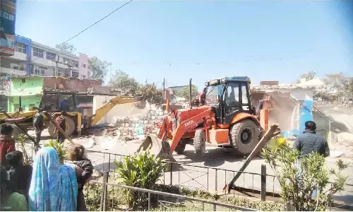 रीवा: अतिक्रमण के नाम पर नगर निगम ने ढहा दिए आधा दर्जन से अधिक दुकानें, विरोध के बीच स्थानीय लोगों की पुलिस से हुई झड़प