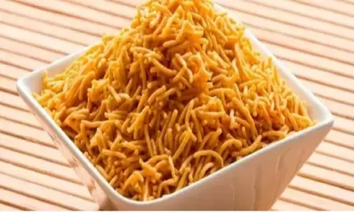 Aloo Bhujiya Recipe: घर पर फटाफट बनाए बाजार जैसी आलू भुजिया नमकीन, ये रही रेसिपी