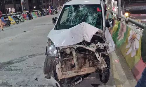 रीवा: समान फ्लाईओवर में दो गाड़ियों की जबरदस्त टक्कर, वाहनों के उड़े परखच्चे