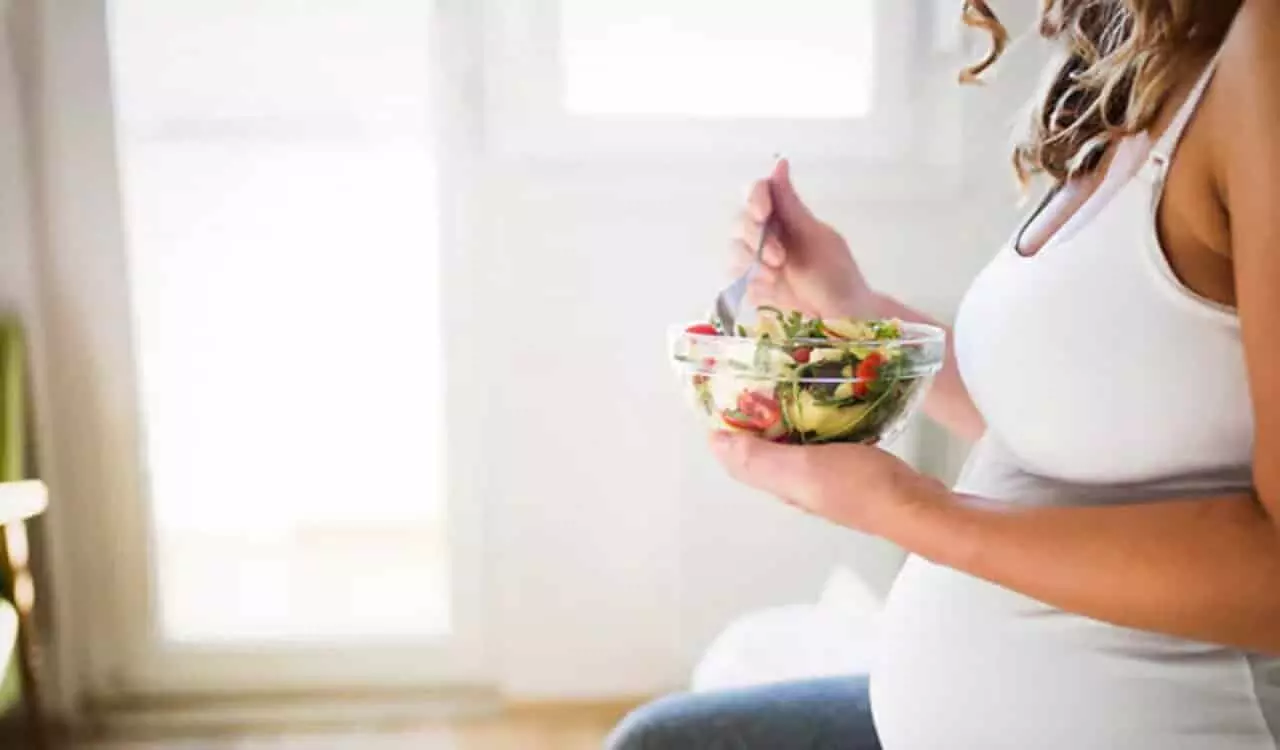 Pregnancy Diet Chart: हेल्दी बच्चे को जन्म देने के लिए अपनी डाइट में शामिल करें यह चीजें
