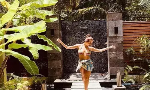 Malaika की बिकिनी की फोटो ने फैंस के दिलों में गिराई बिजली, देखिए लेटेस्ट फोटो