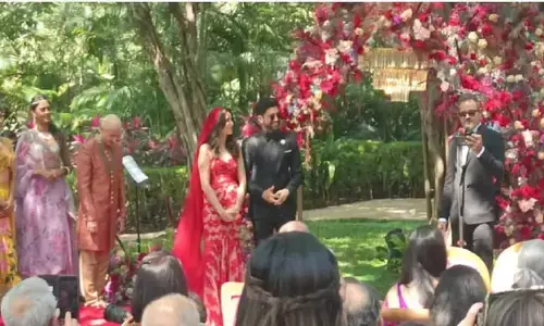 बॉलीवुड के Farhan Akhtar और Shibani Dandekar ने अनोखे अंदाज में की शादी, देखिए तस्वीरे