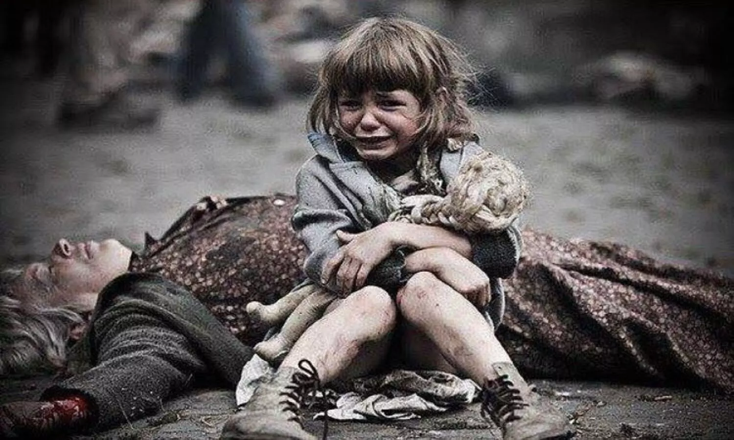 Photos में देखें यूक्रेन के हालात: जंग के बीच यूक्रेन की इन तस्वीरों को देख कर आप रो पडेंगे