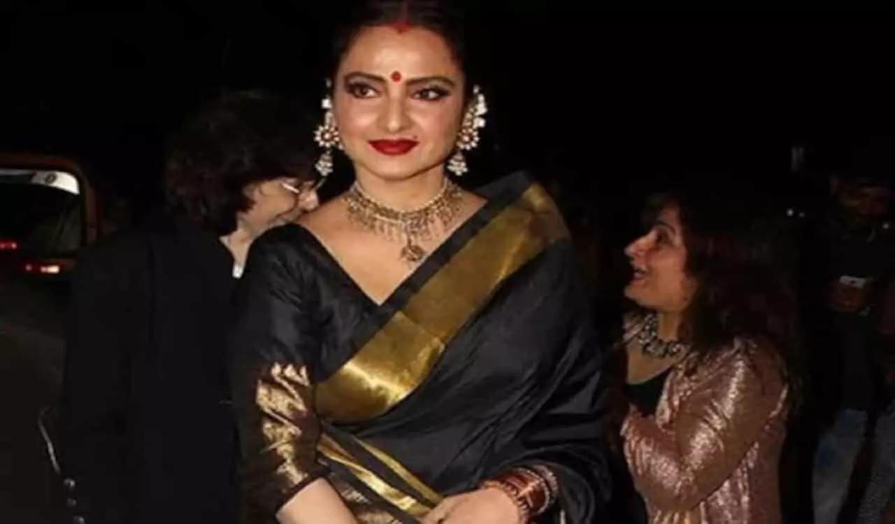 बॉलीवुड की दिग्गज Actress Rekha ने बाप और बेटे दोनो एक्टर्स के साथ स्क्रीन शेयर किया