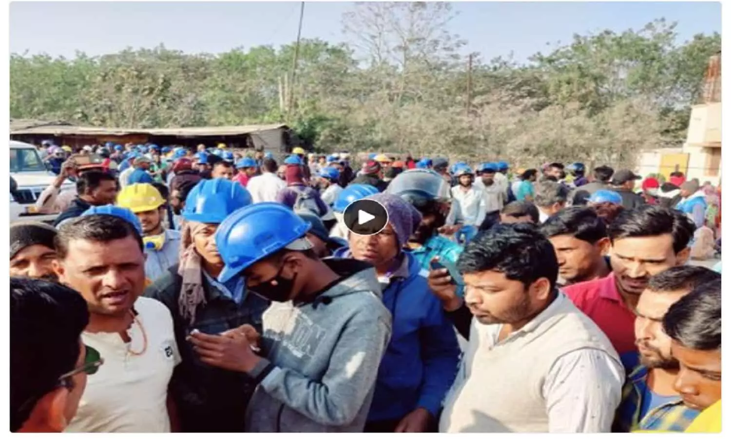 प्रिज्म सीमेंट कंपनी के कामगारों ने काम किया ठप्प, परिवार सहित उतरे सड़क पर