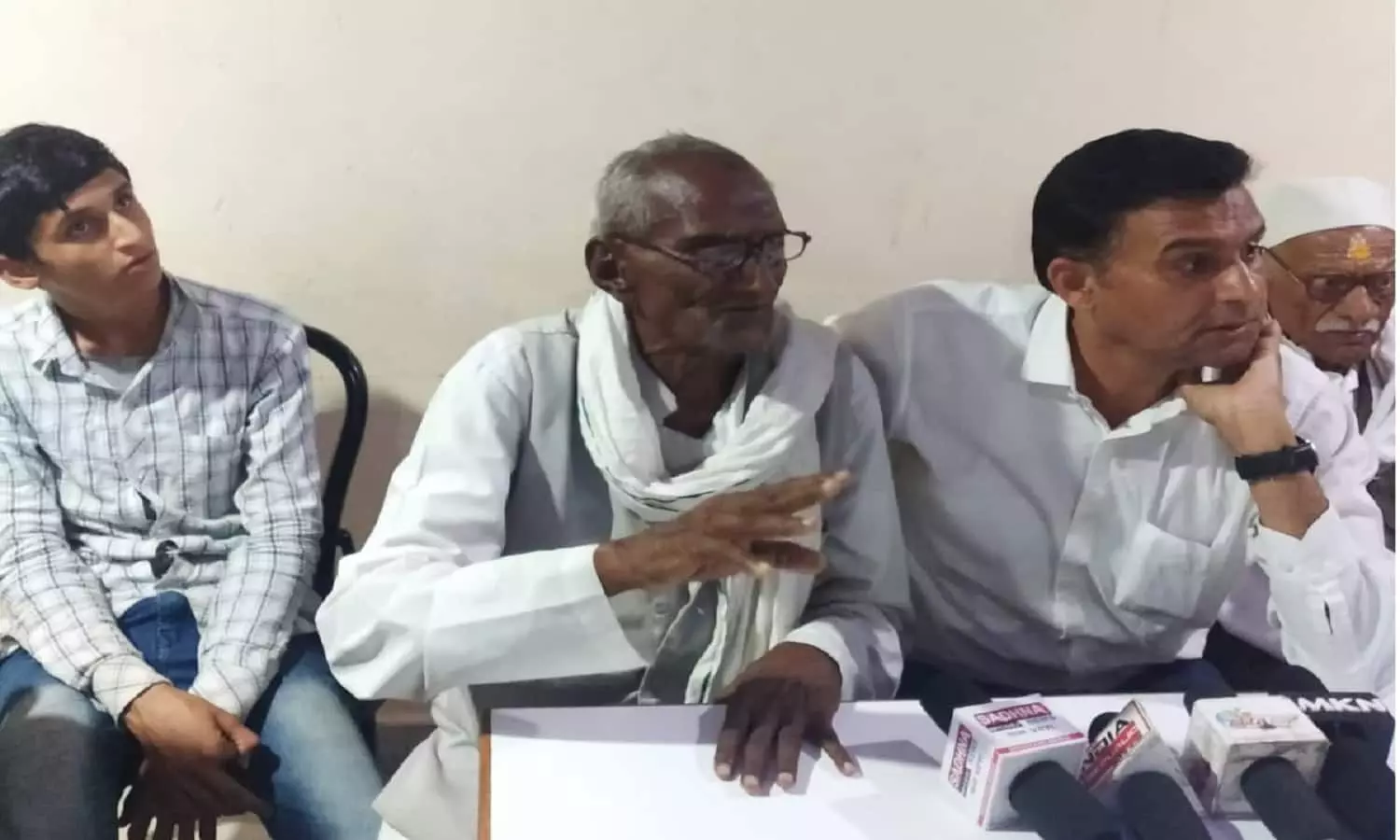 रीवा: खौफ दिखा कर जनप्रतिनिधि ने सम्पत्ति में किया कब्जा, सीएम से मुक्त कराने की मांग रीवा: खौफ दिखा कर जनप्रतिनिधि ने सम्पत्ति में किया कब्जा, सीएम से मुक्त कराने की मांग