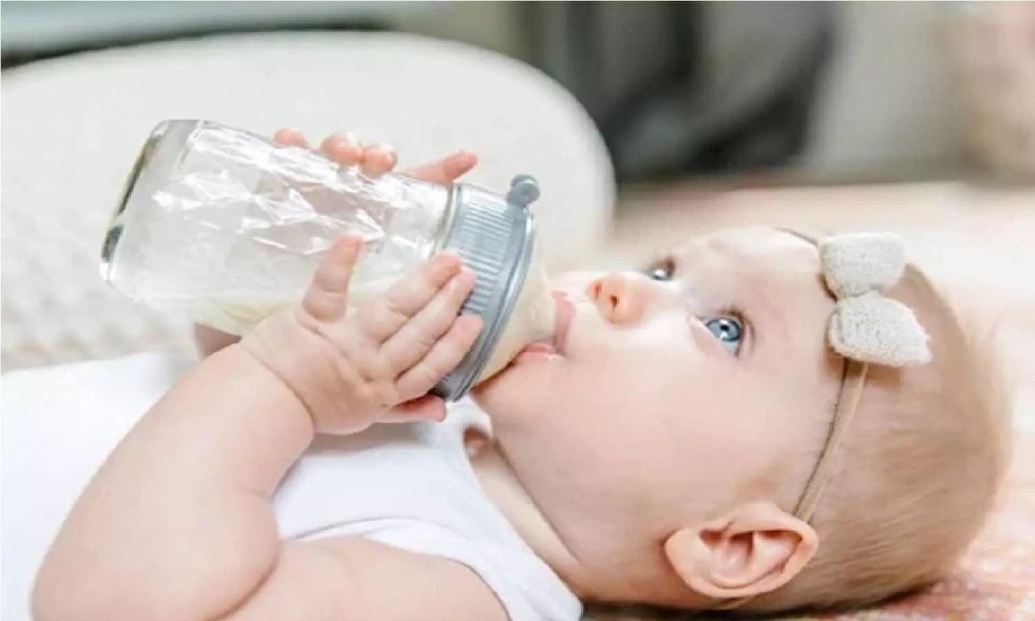 प्लास्टिक की बोतल में बच्चे को दूध पिलाना हो सकता है खतरनाक! जानिए क्या है सच?