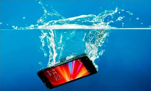 होली में अगर फ़ोन में चला जाए पानी तो इस घरेलू नुस्खे से पल भर में हो जाएगा चालू, जान ले वरना बाद में होगा पछतावा
