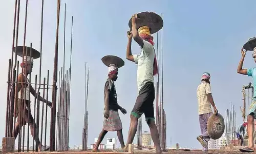 MP के 12.5 लाख वर्कर्स फैमिली के लिए अच्छी खबर; 5 लाख का फ्री कैशलेस इलाज मिलेगा, जानिए कैसे मिलेगी सुविधा?