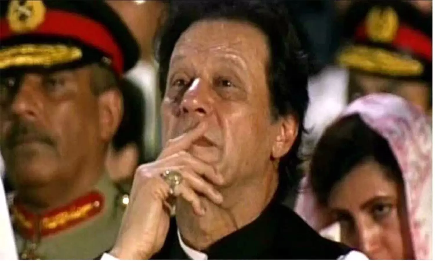 Imran Khan Pakistan: टूटने वाली है इमरान खान की सरकार, सांसदों के बाद सेना ने छोड़ा साथ, इस्तीफे की मांग