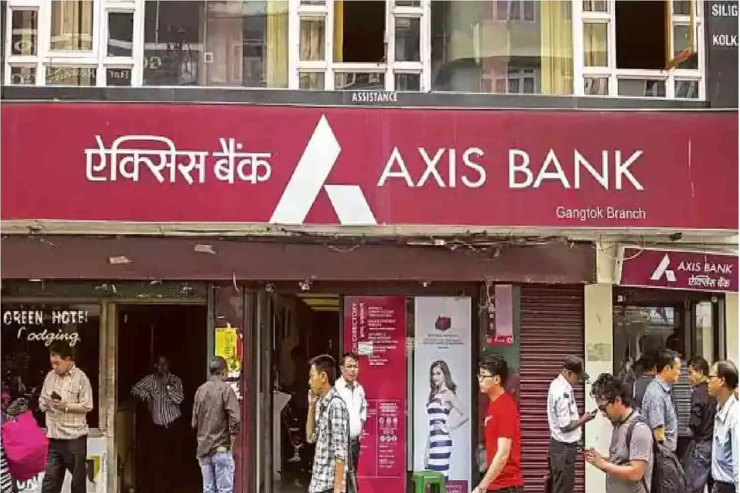 Axis Bank: एक्सिस बैंक ने किया बड़ा ऐलान, करोड़ो ग्राहकों के लिए जरूरी खबर