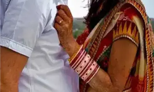 58 साल के पुरूष को दिल दे बैठी 26 साल की युवती, बताया ऐसे बनाते है शारीरिक संबंध