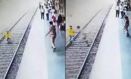 Thane Railway Station Video: जान देने के लिए ट्रेन के सामने आया युवक, सिपाही ने बचाया, देखें वीडियो
