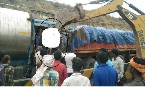 रीवा के हाइवे में भीषण हादसा, ट्रक और टैंकर की हुई टक्कर, MP-UP मार्ग हुआ बाधित