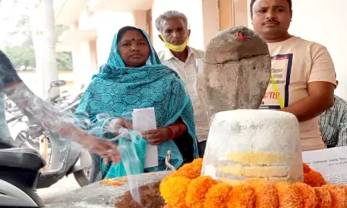 छत्तीसगढ़: कोर्ट ने भगवन को पेशी में बुलाया तो भक्त मंदिर से शिवलिंग उठा लाया, जज ने अगली तारीख दी