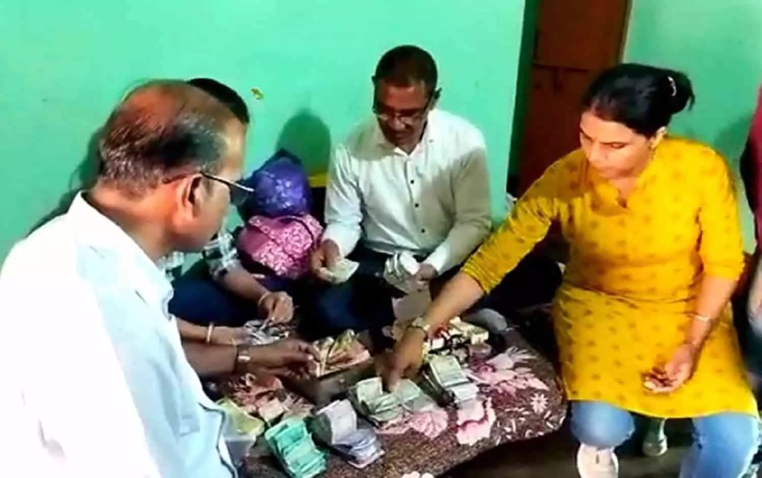 सतना में पंचायत सचिव की नींद खुली तो घर में खड़ी थी EoW टीम, कर रही बेनामी संपत्ति की जांच