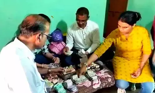 सतना में पंचायत सचिव की नींद खुली तो घर में खड़ी थी EoW टीम, कर रही बेनामी संपत्ति की जांच