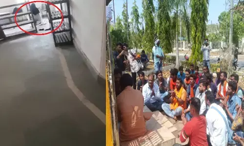 मध्यप्रदेश: सागर युनिवर्सिटी में मुस्लिम लड़की ने की इबादत, हिन्दू संगठनों ने बखेड़ा खड़ा कर दिया