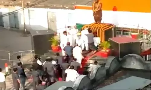 Nitish Kumar Punch Video: बिहार सीएम नितीश कुमार को जड़ा मुक्का, आरोपी बीवी से परेशान था