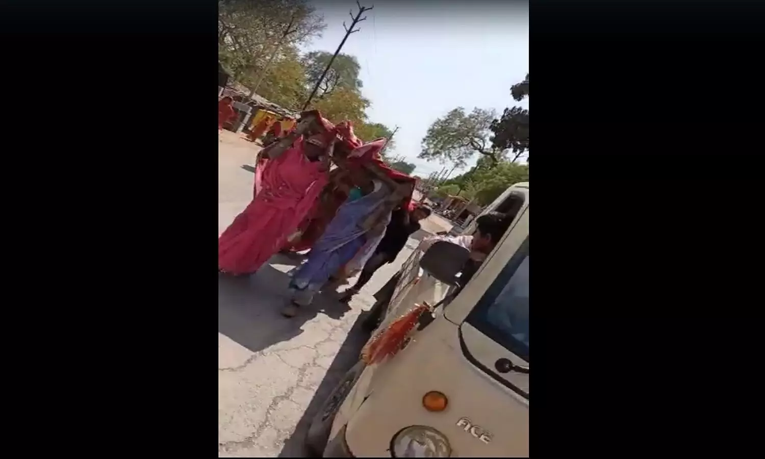 रीवा: महिलाओं ने चारपाई में रखा शव, 5 किमी कंधे पर ले गई घर, नही मिला शव वाहन, यह है सरकारी सिस्टम