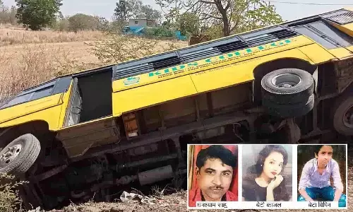दर्दनाक हादसा: इंदौर में स्कूल बस स्कूटर को रौंदते हुए खाई में घुसी, रीवा के 3 लोगो की मौत