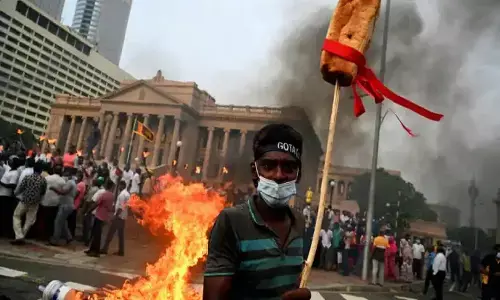 श्रीलंका की ऐसी हालत क्यों हुई? भयंकर महंगाई और संसाधनों की कमी से क्यों जूझ रहा है श्रीलंका? आइये जानते हैं श्रीलंका की ऐसी हालत क्यों हुई? भयंकर महंगाई और संसाधनों की कमी से क्यों जूझ रहा है श्रीलंका? आइये जानते हैं