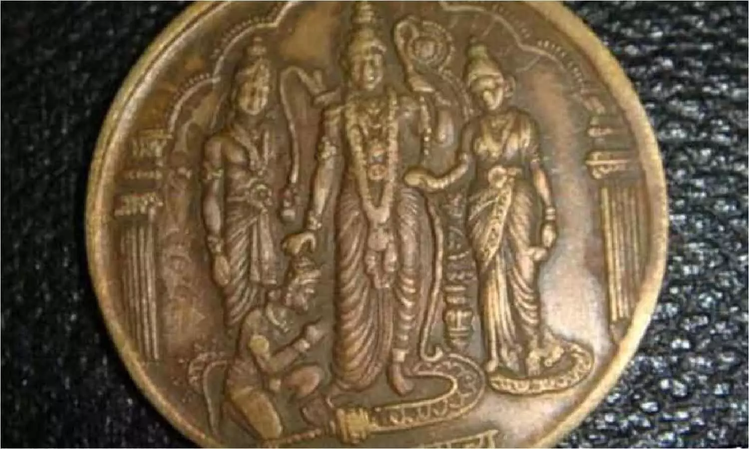 मुगल बादशाह अकबर के द्वारा बनवाया गया दुर्लभ सिक्का 800000000 रूपए में बिका